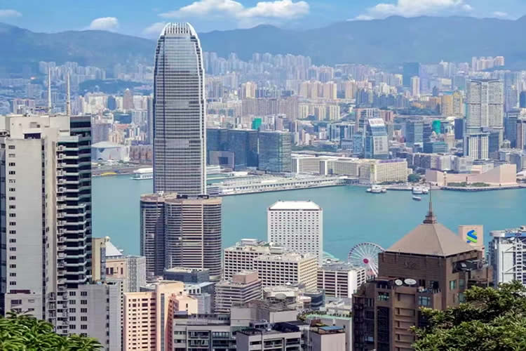 持香港身份证的内地人怎么办理授权委托书公证用于出售名下深圳的房产呢？